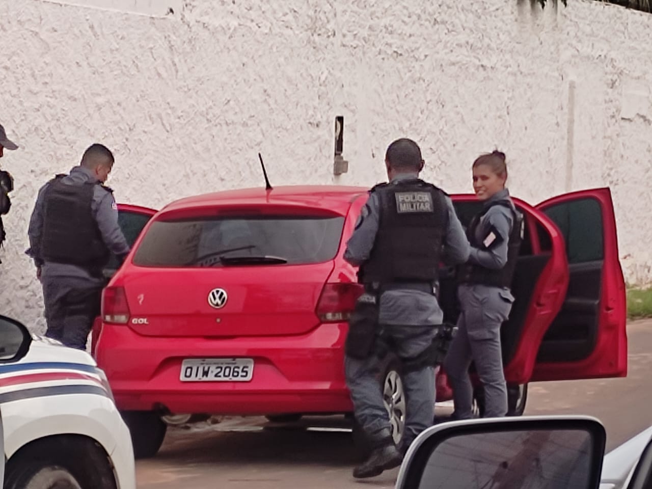 EM CODÓ CARRO É ABANDONADO LIGADO E COM TRÊS PLACAS DE CARROS DIFERENTES