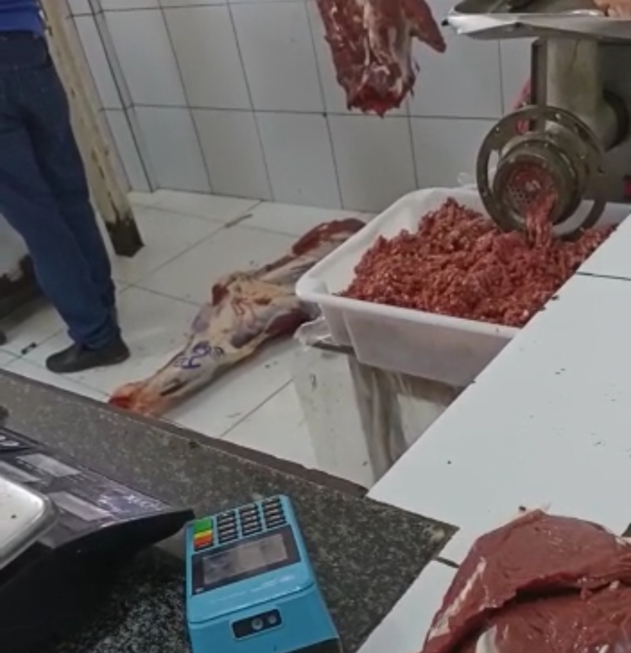 EM CODÓ CLIENTE DENUNCIA FRIGORÍFICO BOI BOM APÓS OBSERVAR AS CARNES A SER VENDIDAS JOGADAS NO CHÃO DO LOCAL, SEM HIGIENE ALGUM.
