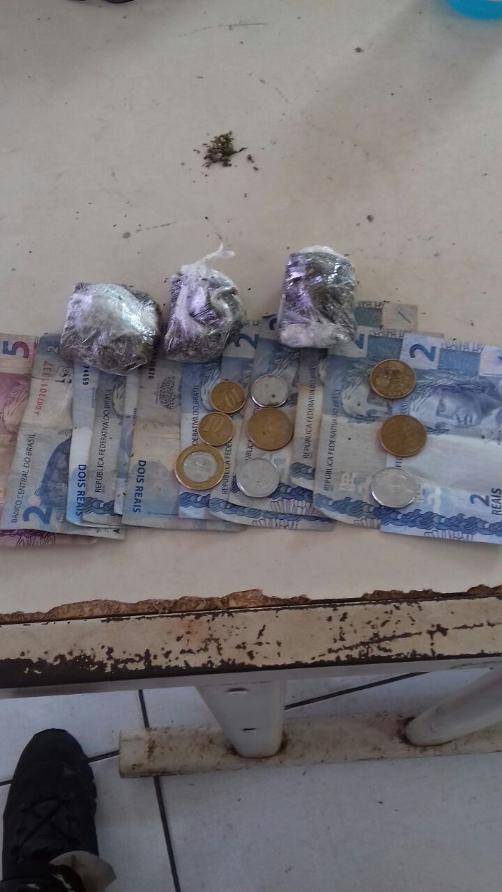 PRF PRENDE DOIS RAPAZES COM 65G  DE MACONHA