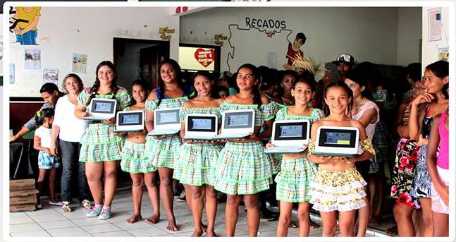 Secretaria entrega laptops para estudantes da Escola João Paulo II na localidade Canto do Coxo