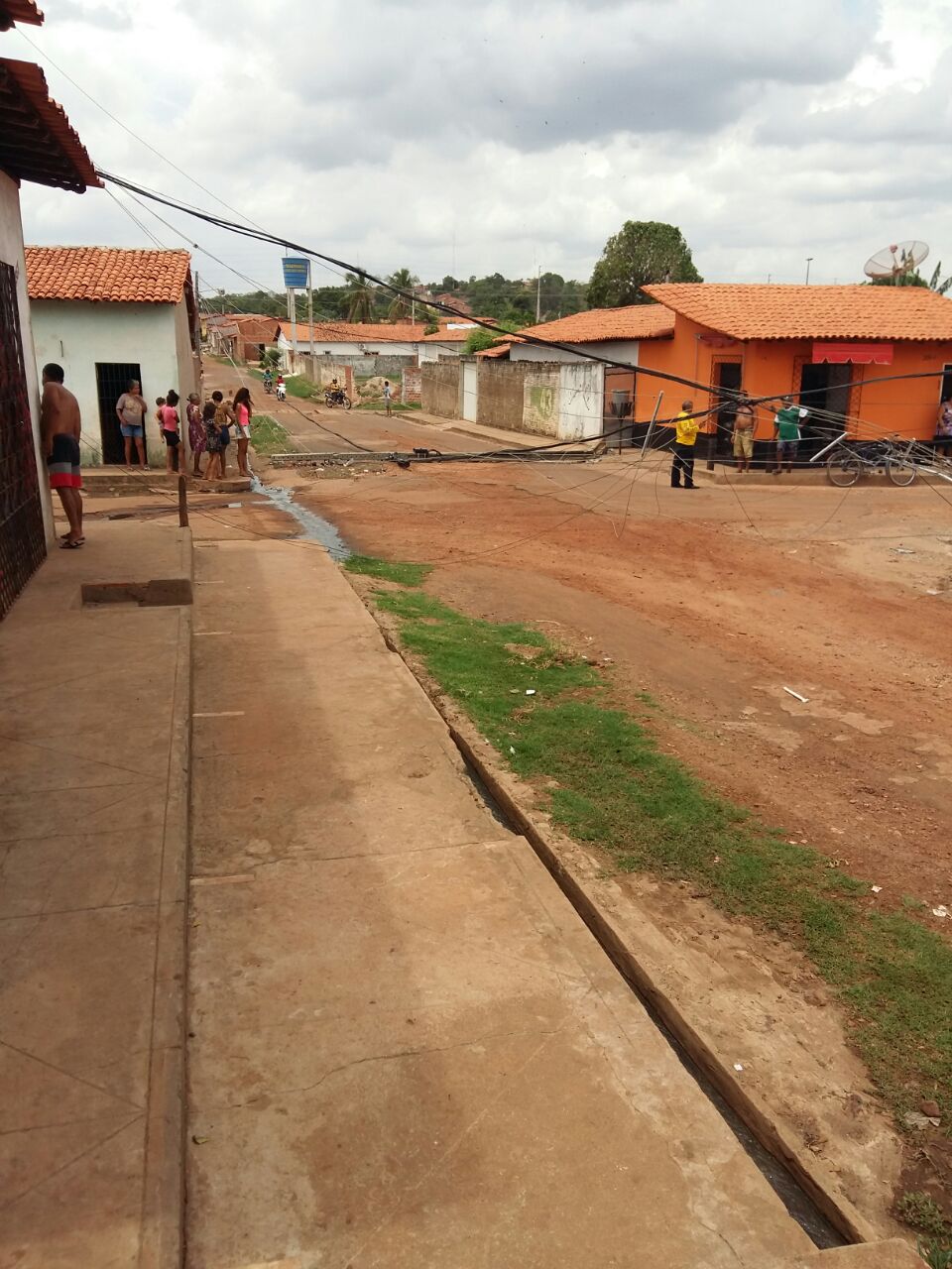 QUATRO POSTES DE ILUMINAÇÃO ACABAM DE CAIR EM CODÓ INTERDITANDO AS RUAS E CAUSADO PÂNICO A MORADORES. VEJA VÍDEO.