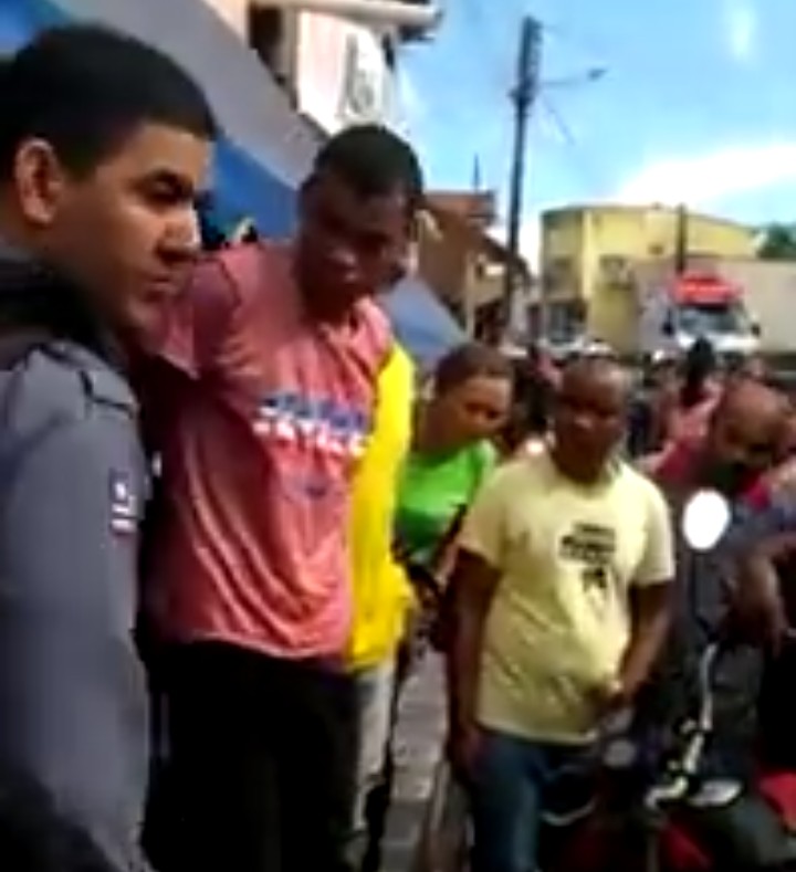 VÍDEO MOSTRA HOMEM COM TORNOZELEIRA ELETRÔNICA SENDO AGREDIDO POR POPULARES EM CODÓ