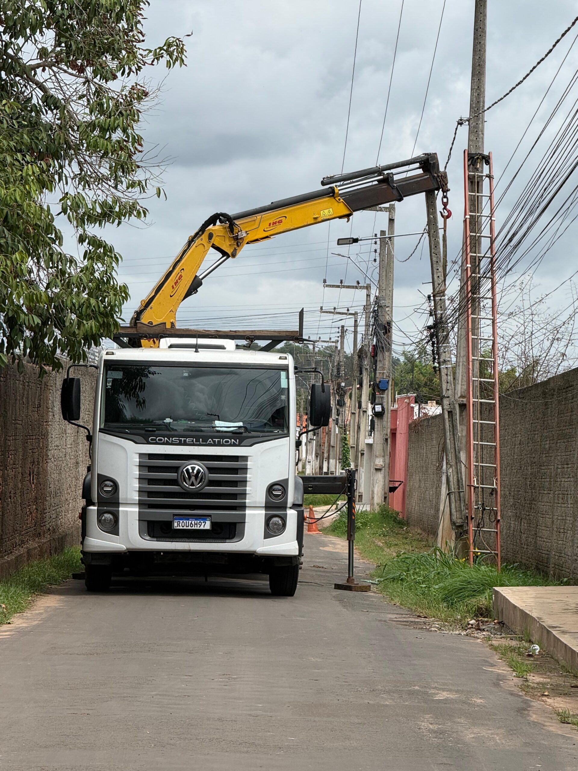 Equatorial Maranhão atua rapidamente e resolve problema de poste em Codó após publicação do portal Ramyria Santiago.