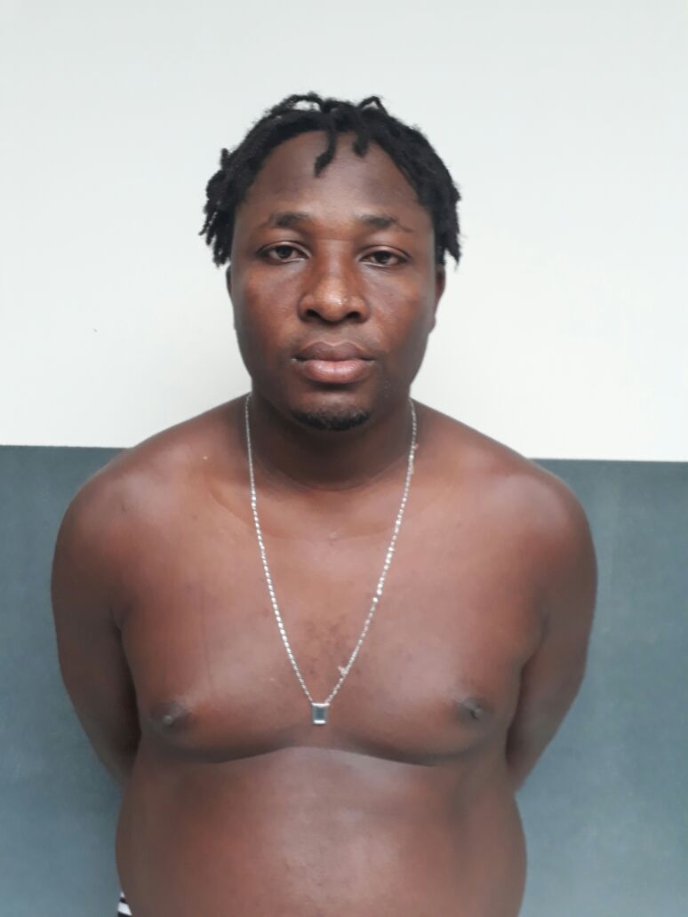 HOMEM É PRESO COM SUBSTÂNCIA SEMELHANTE A LOLÓ DENTRO DE 14 FRASCOS .