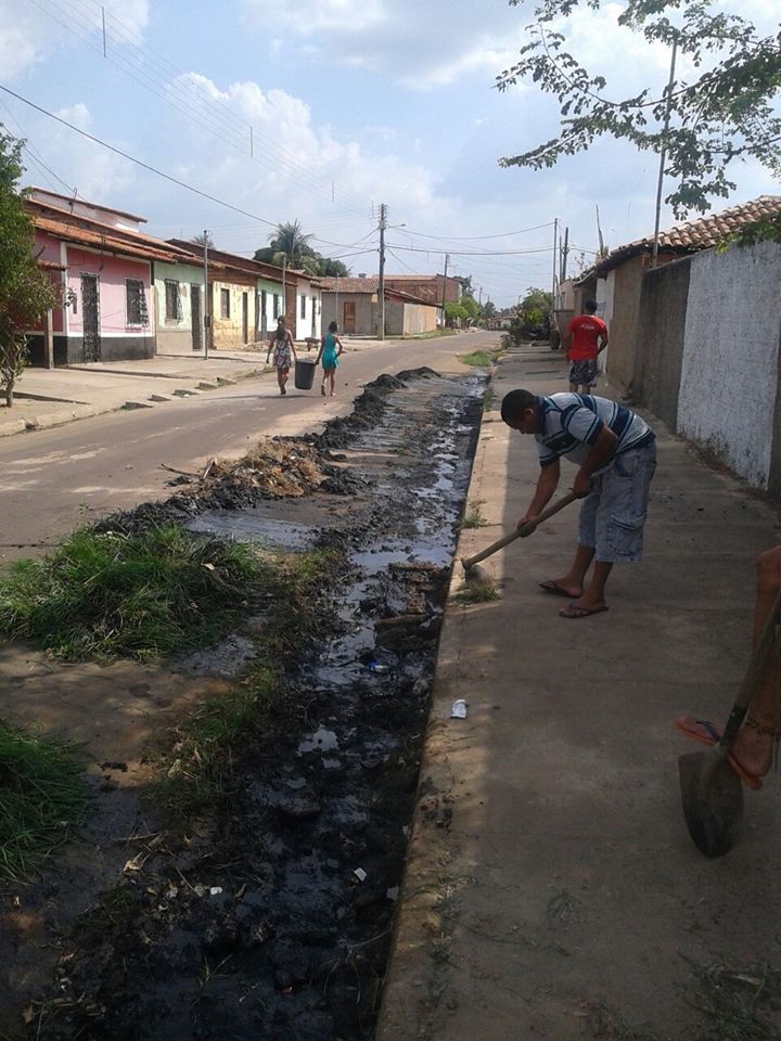 MORADORES RESOLVERAM TAPAR OS BURACOS DAS RUAS DE CODÓ, CANSADOS DE ESPERAR PELA PREFEITURA