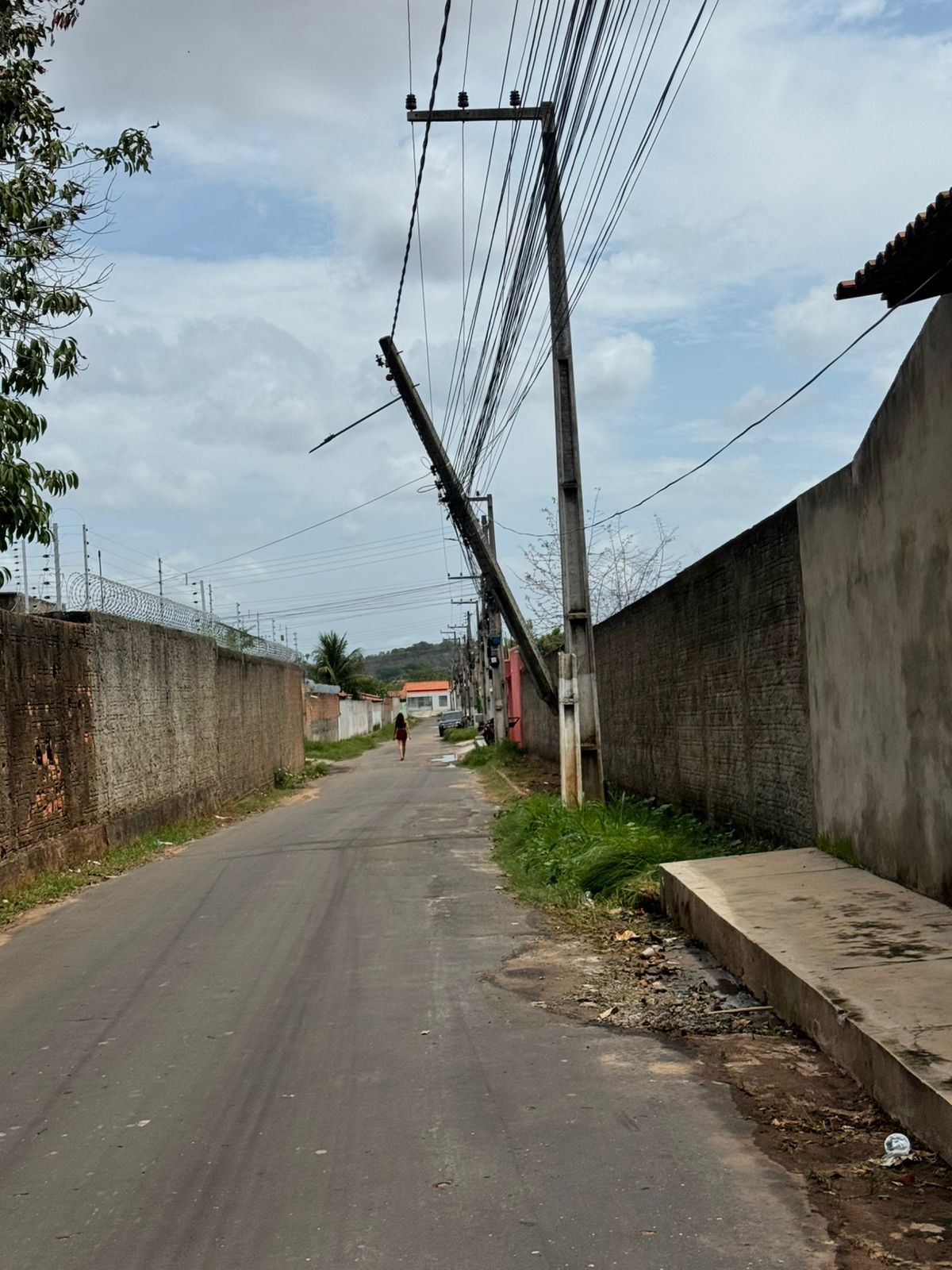  DENÚNCIA: POSTE EM RISCO DE QUEDA AMEAÇA MORADORES NO BAIRRO SÃO BENEDITO