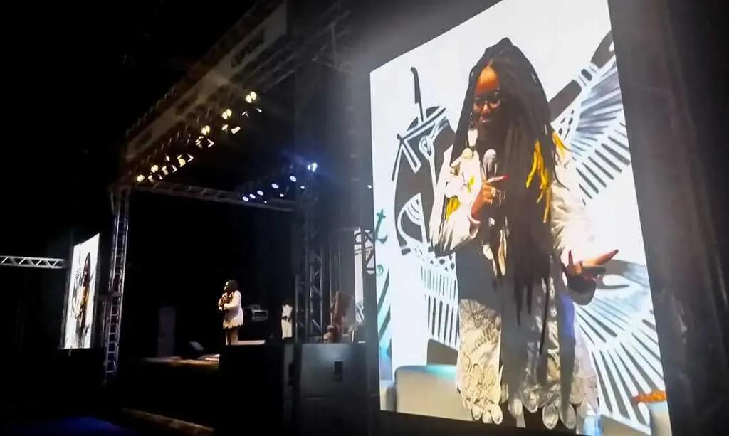 “Uma mulher vítima de violência não pode gritar. Ela já está no braço do agressor, que é o Estado. As mulheres negras nunca deixaram de ser subalternizadas, escravizadas ou tomadas pelo patriarcado”, contextualizou.