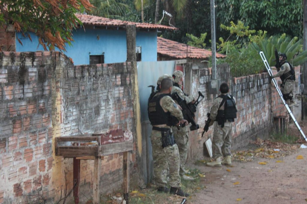 POLÍCIA FEDERAL REALIZA OPERAÇÃO EM CODÓ CUMPRINDO 32 MANDADOS DE PRISÃO E PESSOAS FORAM PRESAS INCLUINDO UMA MULHER