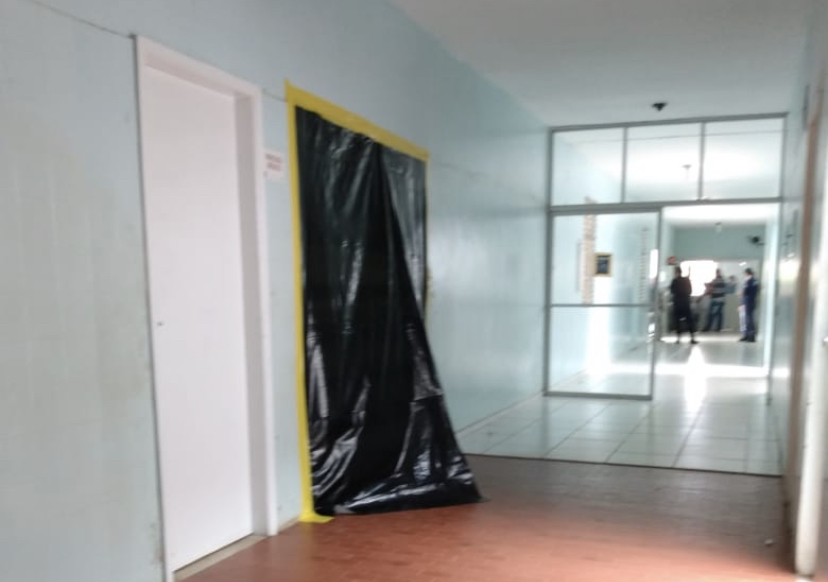SACOS DE LIXO VIRARAM CORTINAS  NA ALA DO COVID NO HGM DE CODÓ. “Cortaram aqueles sacos pretos de por lixo e imobilizaram a entrada do COVID” disse enfermeira ao blog da Ramyria. VEJA