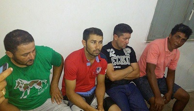 QUATRO HOMENS SÃO PRESOS POR PORTE ILEGAL DE ARMA DE FOGO