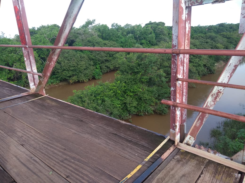 EM CODÓ MORADORES DENUNCIAM SITUAÇÃO TRISTE DA PASSARELA SOBRE O RIO ITAPECURU.