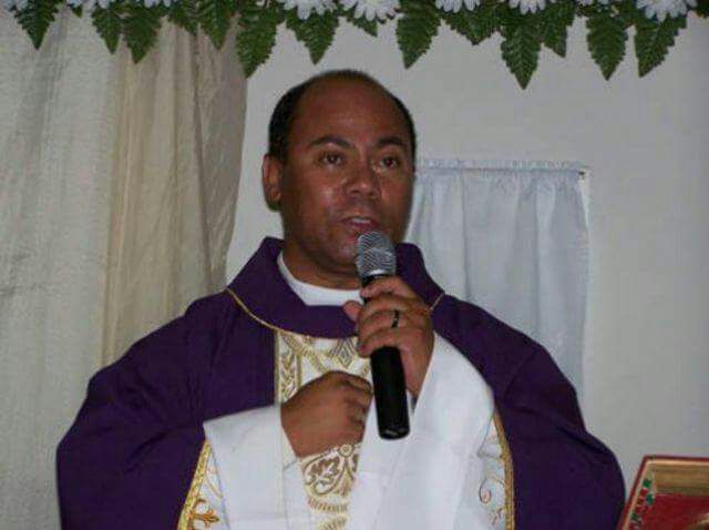 PADRE DE IGREJA TEM FOTOS INTIMAS VAZADAS NA NET COM DOIS JOVENS
