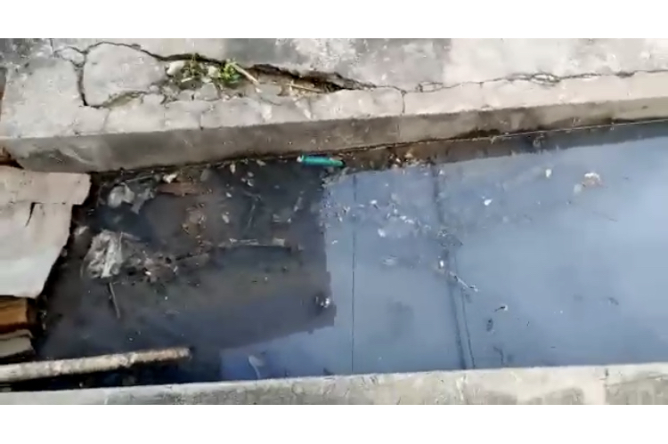 ATENÇÃO PREFEITURA DE CODÓ: ÁGUA DE ESGOTO PARADA E CHEIA DE LARVAS GERA REVOLTA DE MORADORES DO SANTO ANTÔNIO:CANO ENTUPIDO A MESES E A ÁGUA NÃO ESCORRE.