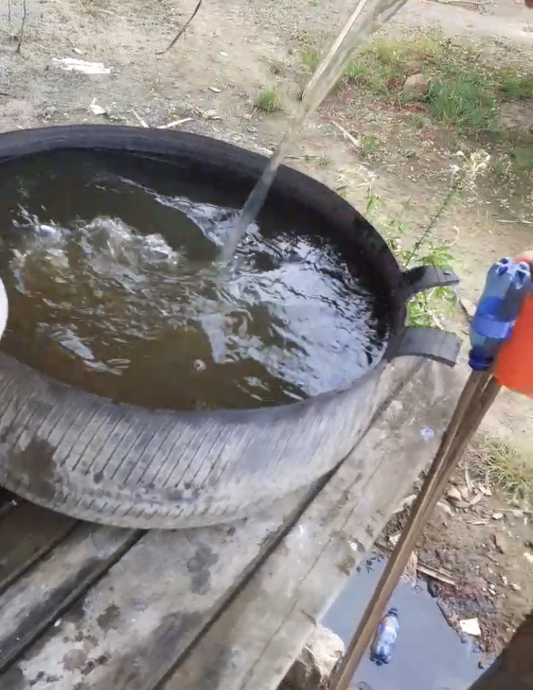 PREFEITO DE CODÓ MANDA ÁGUA CHEIA DE LAMA PARA MORADORES DO POVOADO SANTA RITA DO MOISÉS QUE ESTÃO A 15  DIAS COM BOMBA QUEIMADA. Ele prometeu resolver o problema e nada, e moradores se dizem enganados por Zé. VÍDEO
