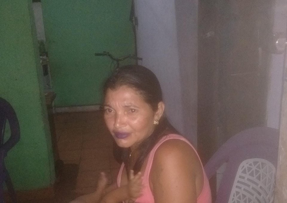 MULHER CODOENSE É FLAGRADA ROUBANDO COMERCIO PELAS CÂMERAS DE SEGURANÇA DO LOCAL