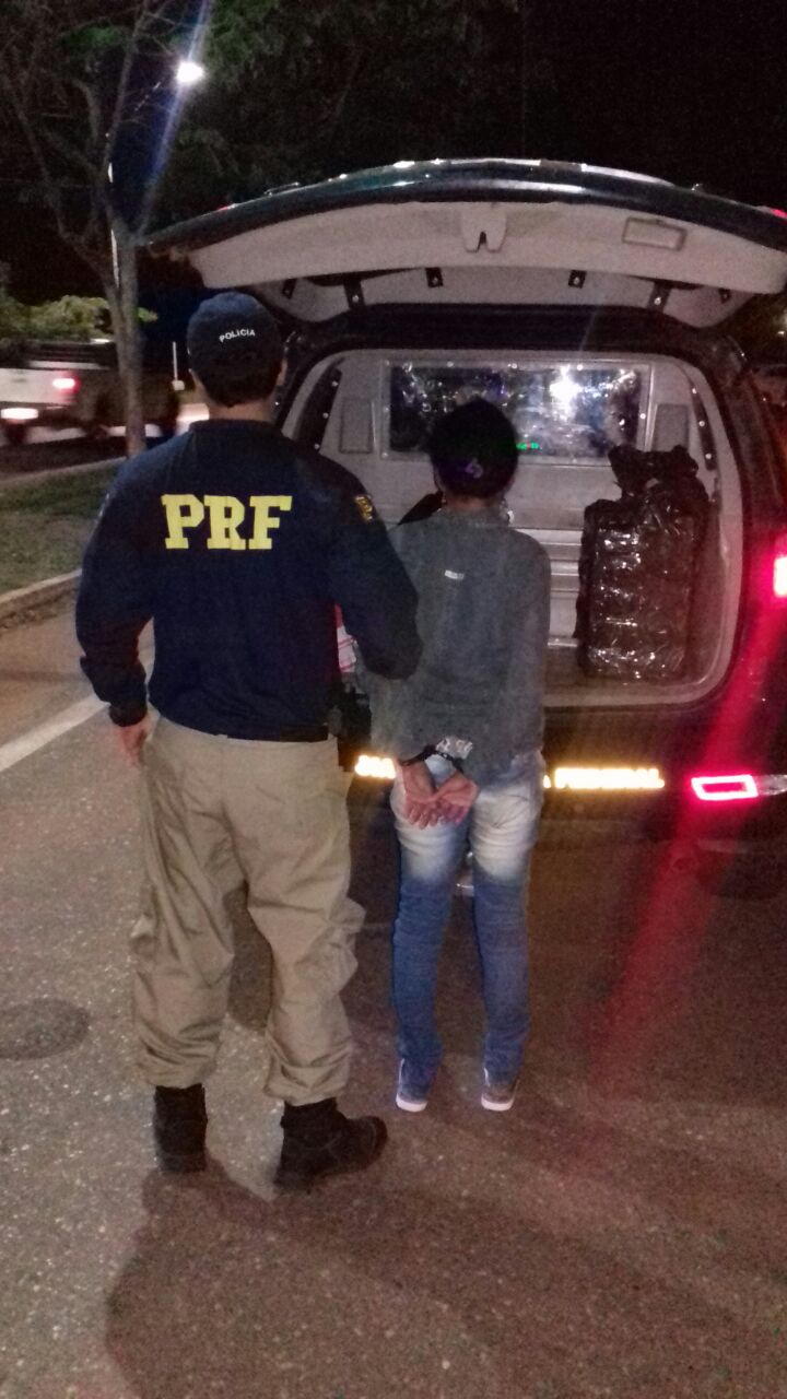 MULHER É PRESA COM 20KG DA MACONHA PRENSADA PELA POLICIA RODOVIÁRIA FEDERAL