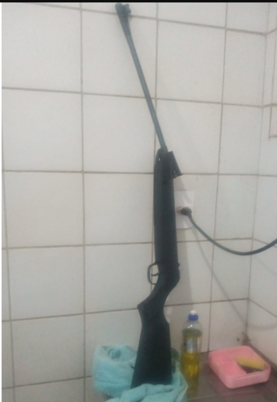EM CODÓ CRIANÇA DE 8 ANOS MATA ACIDENTALMENTE OUTRA DE 4 MESES COM UM TIRO 