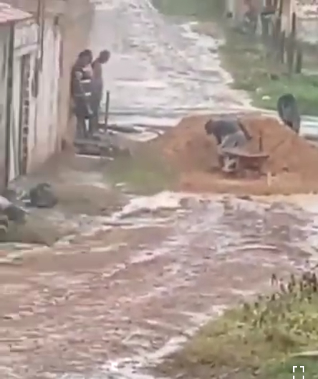 EM MEIO A CHUVA MORADORES EM CODÓ COMPRAM CARRADA DE PIÇARRA E BOTAM A MÃO NA MAÇÃ PRA TAPAR OS BURACOS DA RUA.