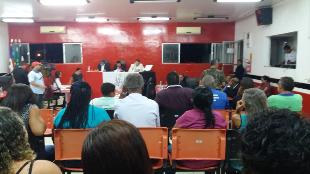 CONFUSÃO NA CÂMARA DE CODÓ NESSE MOMENTO ENTRE VEREADORES. UMA VERDADEIRA BAIXARIA.