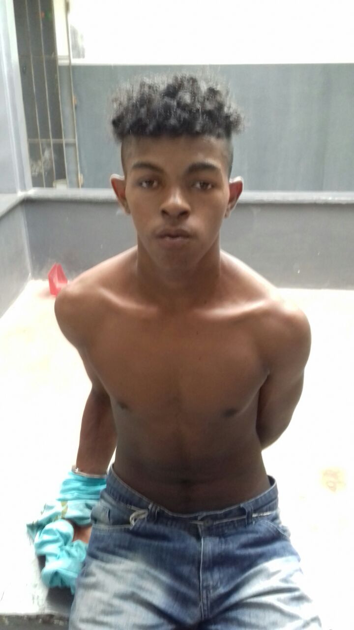 JOVEM APONTA ARMA DE FOGO PARA CRIANÇA DE 3 ANOS DE IDADE E ROUBA A MOTO DO PAI DA CRIANÇA EM CODÓ.