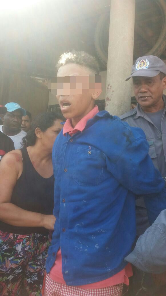 MENOR ROUBA CELULAR EM CODÓ E LEVA UMA SURRA DE POPULARES E DISSE QUE ROUBA PORQUE SUA MÃE NÃO O ACEITA EM CASA