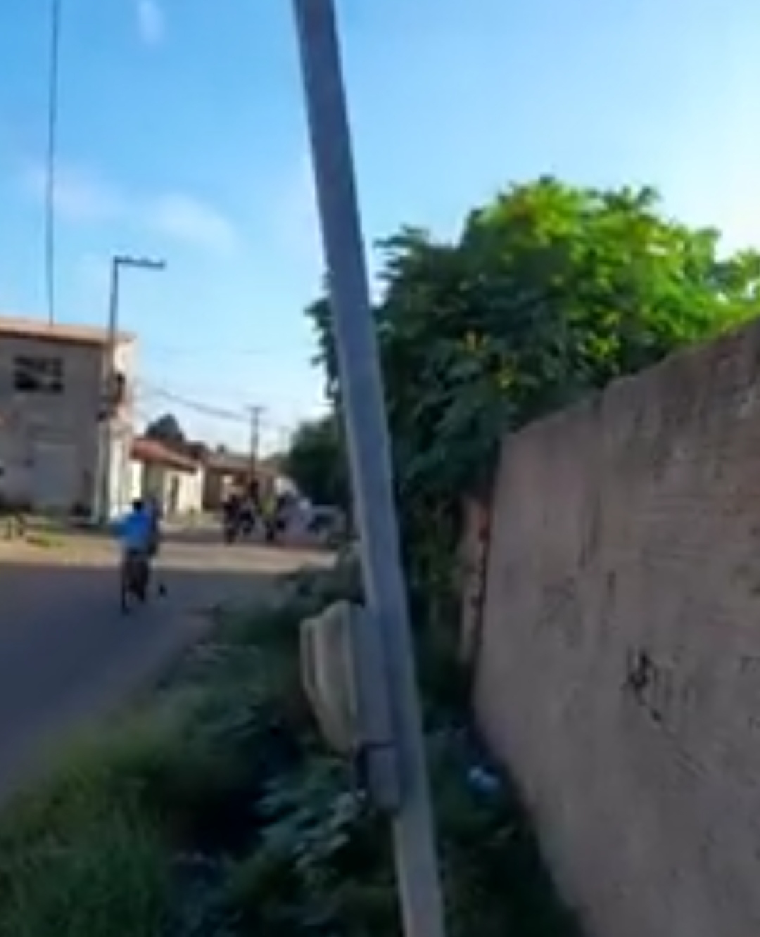 MORADOR DENUNCIA SITUAÇÃO DE POSTE EM CODÓ QUASE CAINDO SOBRE AS PESSOAS.
