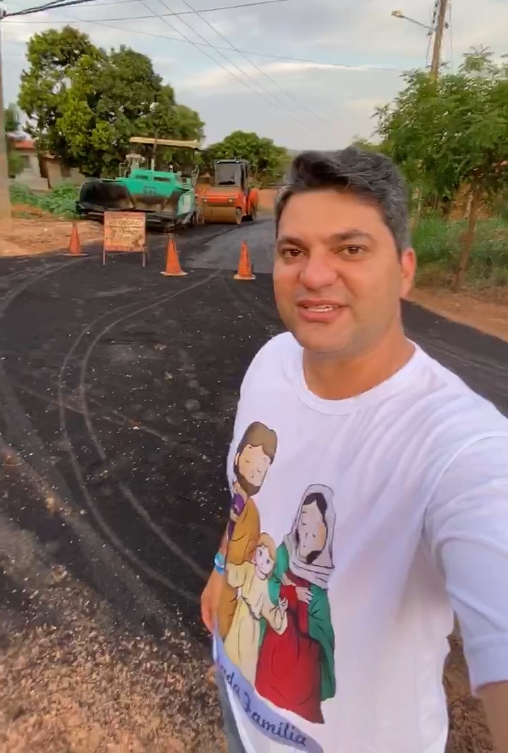 APÓS DÉCADAS MORRO DA TELEVISÃO DE CODÓ RECEBE MASSA ASFÁLTICA E MORADORES COMEMORAM AO LADO DE PREFEITO NAGIB