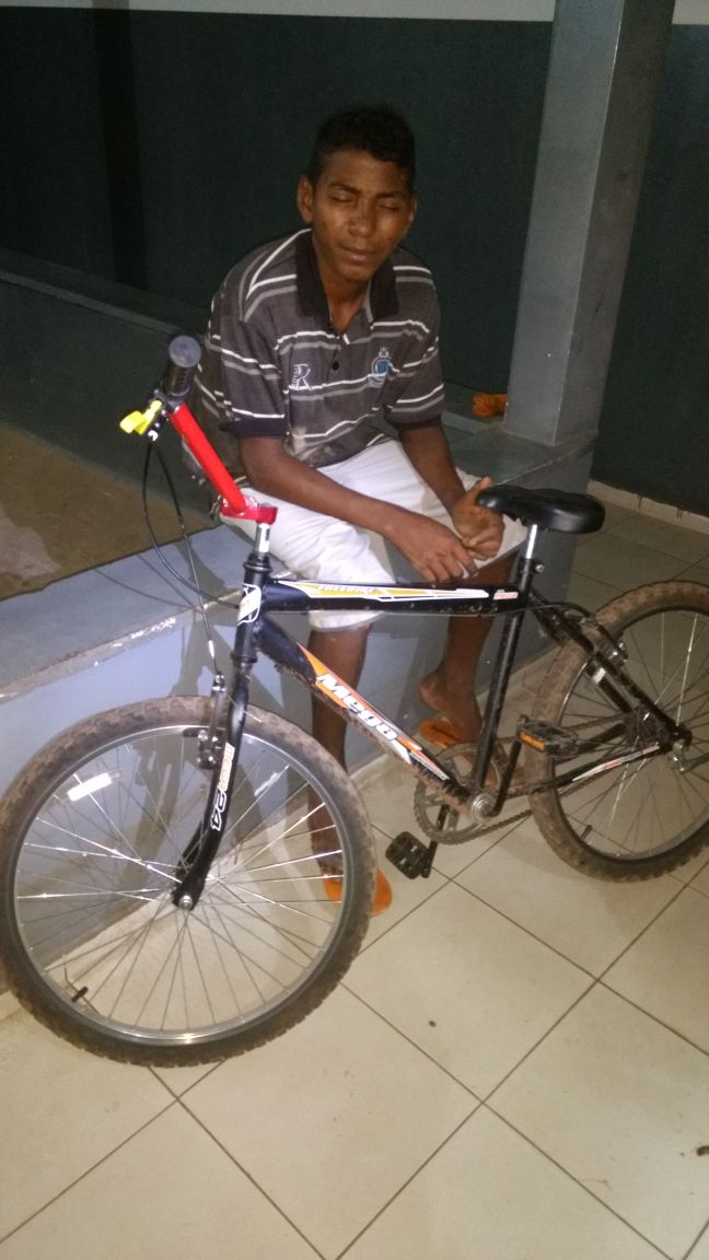DE NOVO! POLICIA MILITAR PRENDE HOMEM SUSPEITO DE ROUBAR UMA BICICLETA.