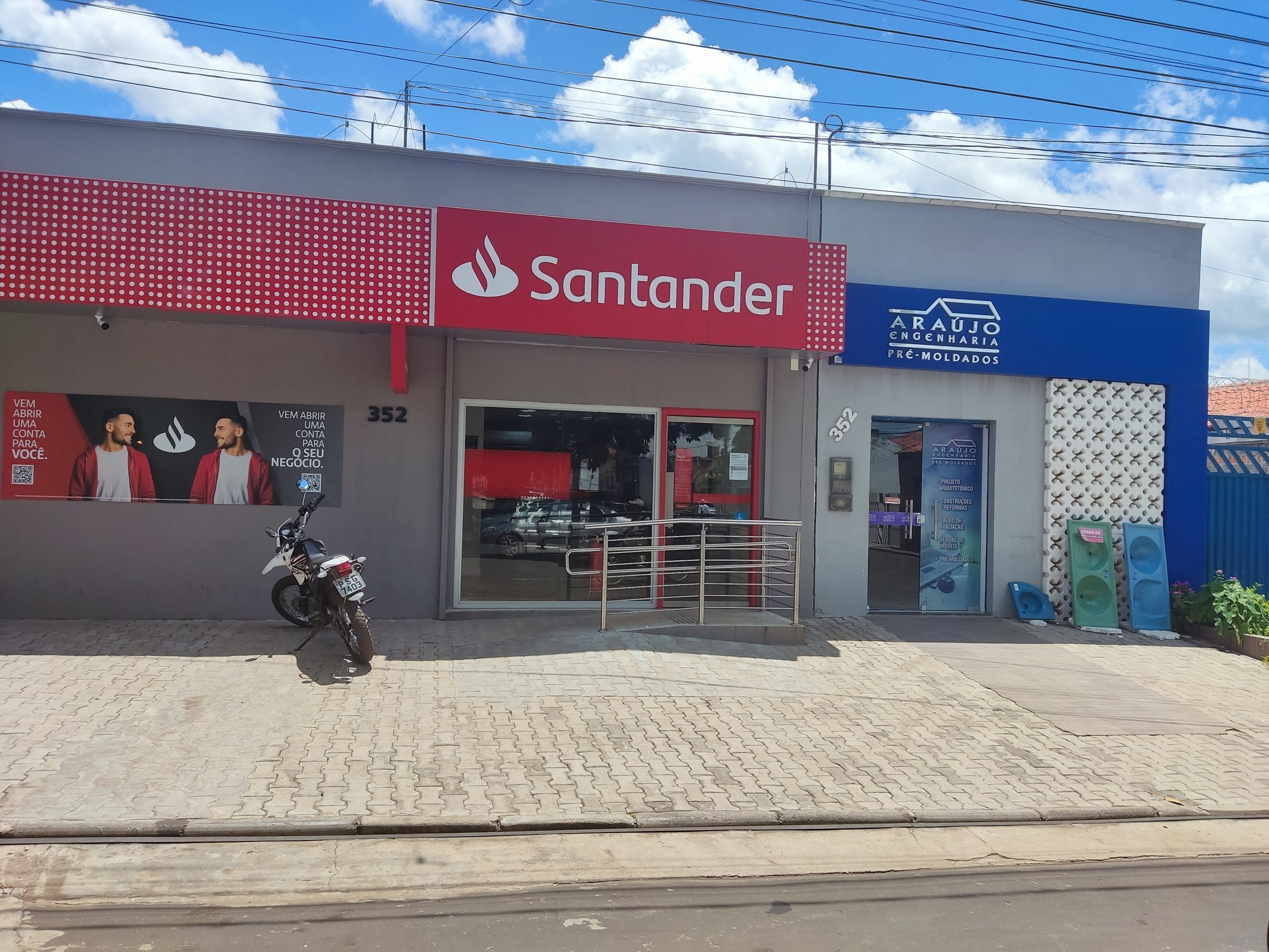 UM ABSURDO!! EM CODÓ BANCO SANTANDER ESTÁ COBRANDO ENTRE 1000 MIL A 500 REAIS PARA ABRIR CONTA POUPANÇA DO POBRE CODOENSE. TEM QUE ESTÁ COM O DINHEIRO EM MÃOS PRA ABRIR A CONTA.