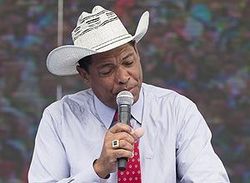 APÓSTOLO VALDEMIRO SANTIAGO É ESFAQUEADO DURANTE CULTO.