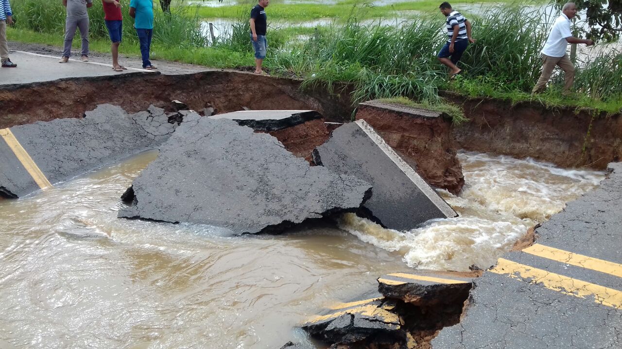 BR 222 totalmente interditada no km 328, entre Igarapé do Meio e povoado São Vicente