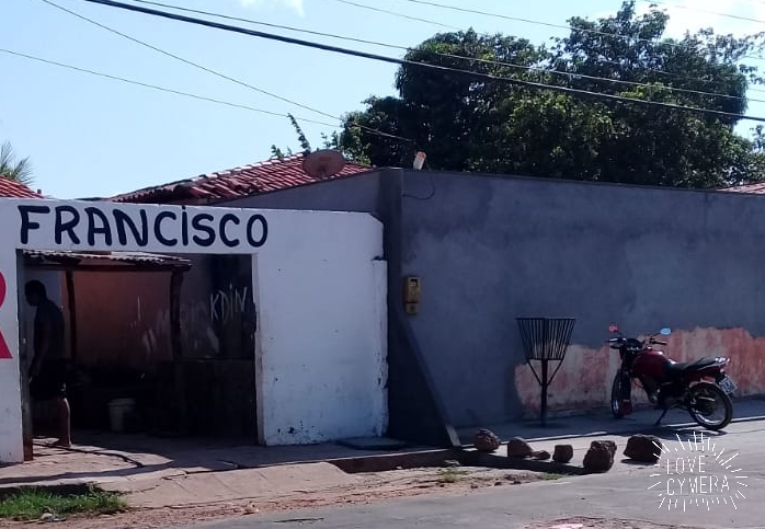MORADORES DENUNCIAM VIZINHA QUE FEZ MURO IRREGULAR EM CIMA DE CALÇADA NA RUA PERNAMBUCO EM CODÓ
