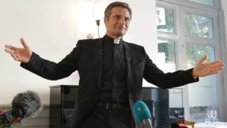 Padre gay acusa setor do Vaticano de ‘sabotar’ reformas de papa Francisco