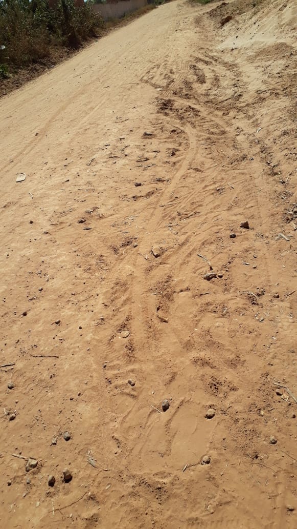 MORADORES DENUNCIAM SITUAÇÃO DA AVENIDA REI SALOMÃO: POEIRA SEM LIMITE APÓS PREFEITURA COLOCAR PIÇARRA E O ASFALTO NÃO IRÁ CHEGAR NA RUA.