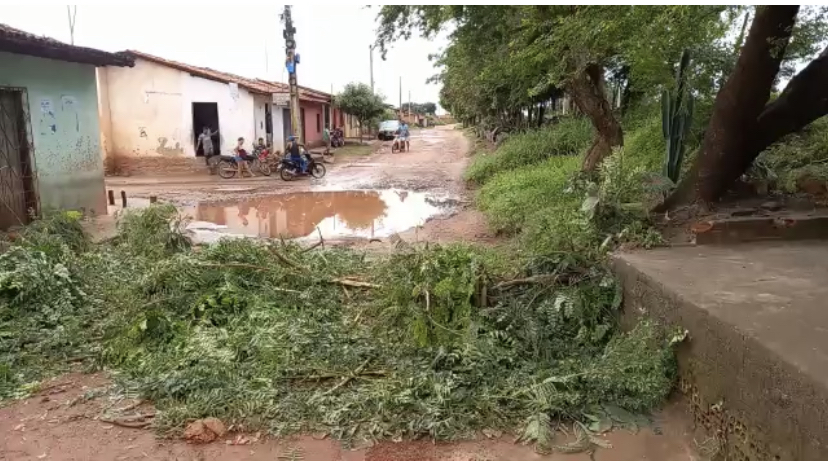 AVENIDA PRIMEIRO DE MAIO CONTINUA INTERDITADA EM CODÓ, MORADORES ENVIAM VÍDEOS AO BLOG DA RAMYRIA SANTIAGO MOSTRANDO AS CONDIÇÕES.