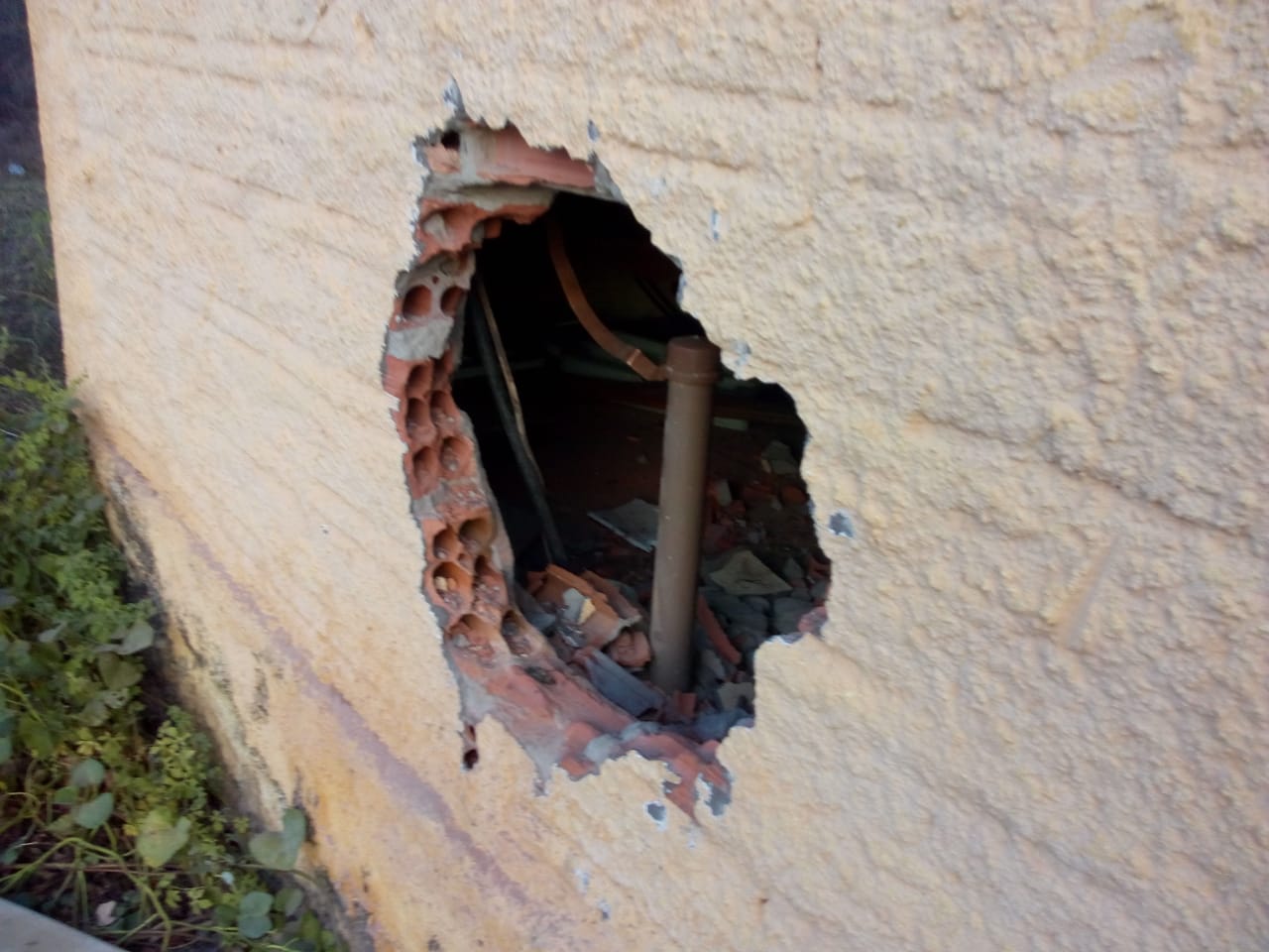 CRIMINOSO: BANDIDOS INVADEM TRANSMISSOR DA RÁDIO MIRANTE AM, DESTROEM TUDO, CORTAM CABOS  E  LEVAM O LINK DA EMISSORA EM CODÓ 