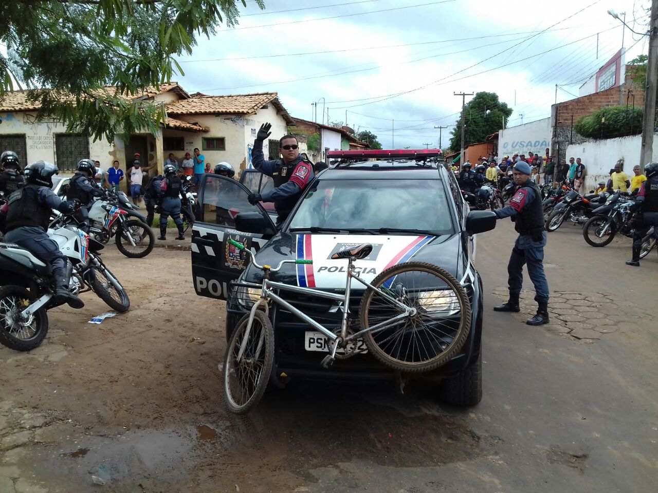 OPERAÇÃO DA POLICIA AGORA SE ENCONTRA NO TROCA TROCA DE CODÓ EM APREENSÃO A DIVERSOS OBJETOS E UM RAPAZ TAMBÉM FOI PRESO.