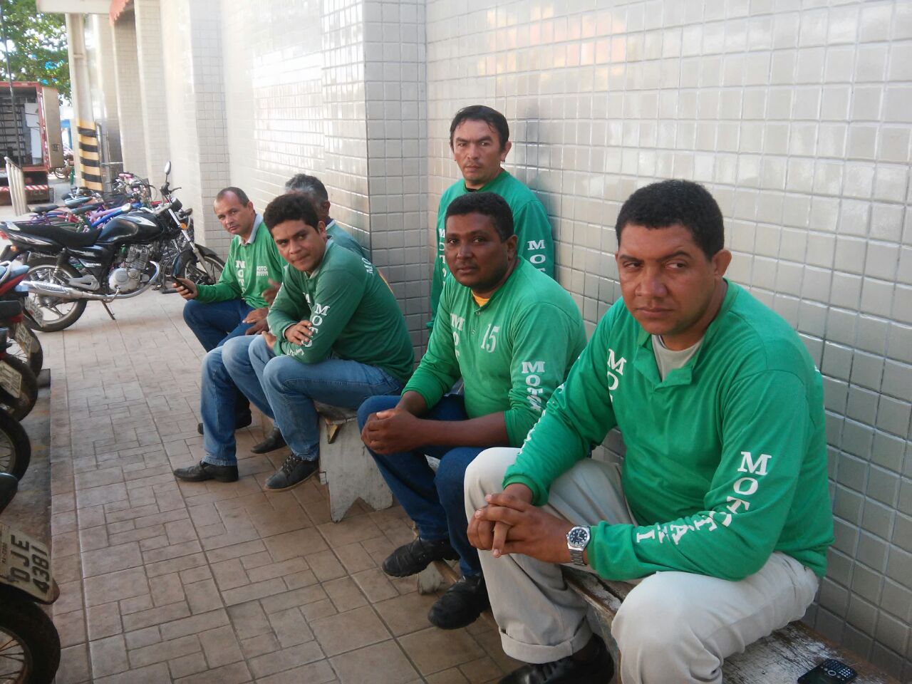MOTOTAXISTAS DE CODÓ COMEMORAM 20 ANOS DE SERVIÇOS PRESTADOS – COM DIREITO A BOLO.