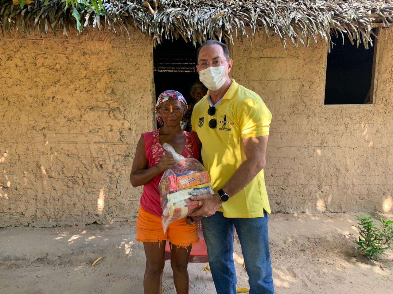 Vereador Delegado Rômulo entrega cestas básicas para famílias na zona rural de Codó