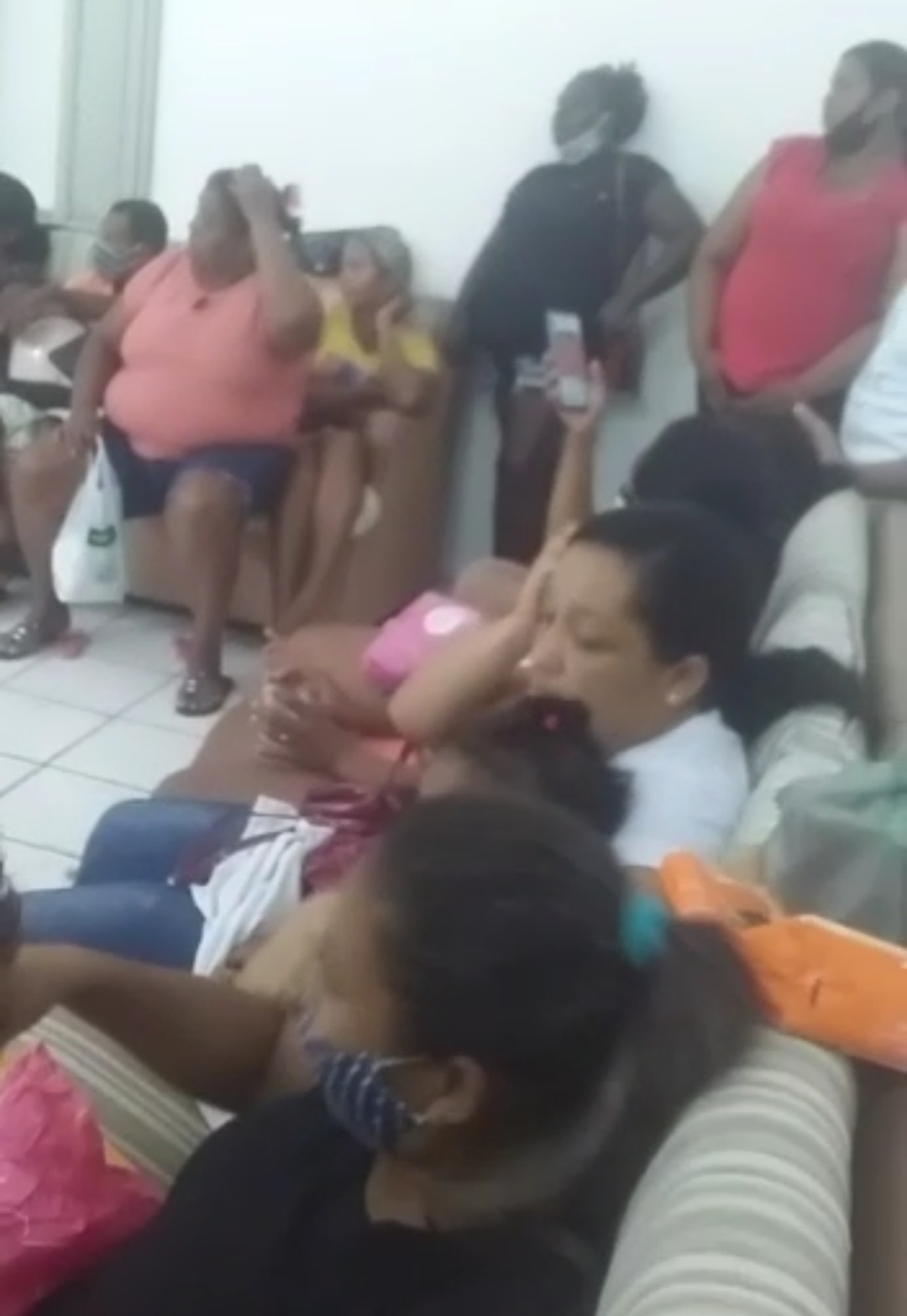 CONFUSÃO: POPULAÇÃO DE CODÓ ESTÁ DESDE AS 6 HS DA MANHÃ ESPERANDO ATENDIMENTO DO PREFEITO,CRIANÇAS COM FOME, GRITARIA E NADA DO PREFEITO ATENDER . VÍDEO.