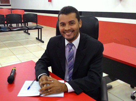 Vereador Gracinaldo destaca Dia do Jovem Assembleiano e cobra estradas para localidades da zona rural