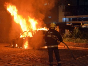 HOMEM INCENDEIA O PRÓPRIO CARRO AO PENSAR QUE TINHA ACERTADO NA MEGA SENA