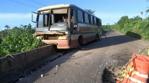 POR POUCO ÔNIBUS COM 40 PESSOAS NÃO CAI DE PONTE PRÓXIMO A CAXIAS-MA