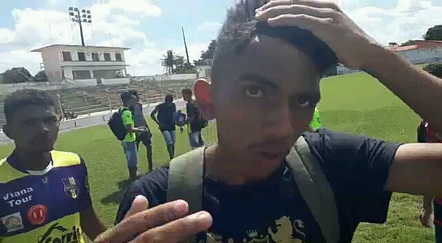 VÍDEO MOSTRA ALUNOS E PROFESSORES APAVORADOS EM JOGOS ESCOLARES DE CODÓ DEVIDO A FALTA DE SEGURANÇA. UM ALUNO LEVOU UMA PEDRADA.