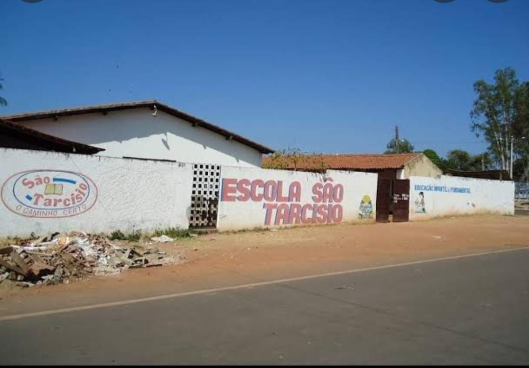 EM CODÓ MÃE DISSE QUE SEUS FILHOS FORAM IMPEDIDOS DE ESTUDAR PORQUE ELA NÃO TEM CONDIÇÕES DE COMPRAR  FARDAMENTO NA ESCOLA SÃO TARCÍSIO