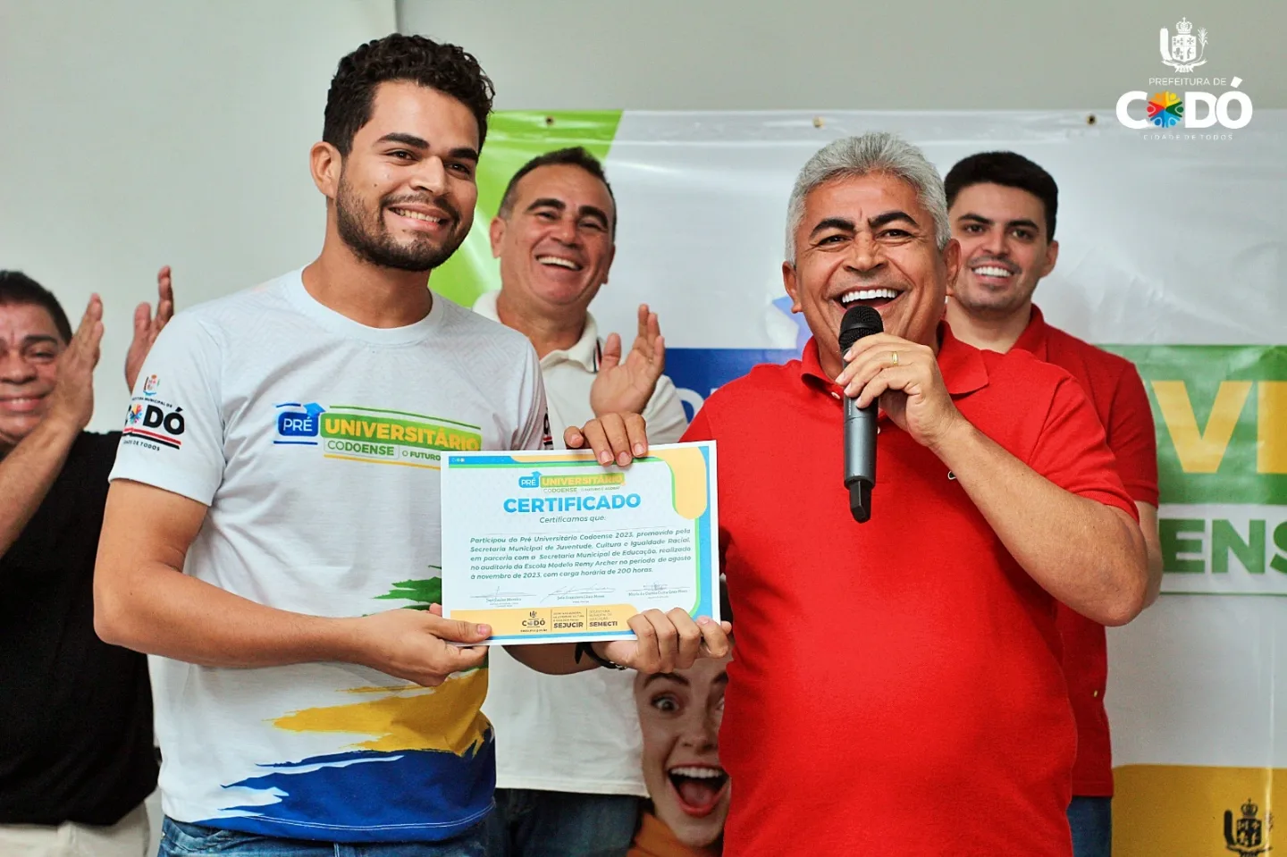 Jovens de Codó recebem certificados do curso Pré-Universitário em cerimônia no auditório da Escola Remy Acher