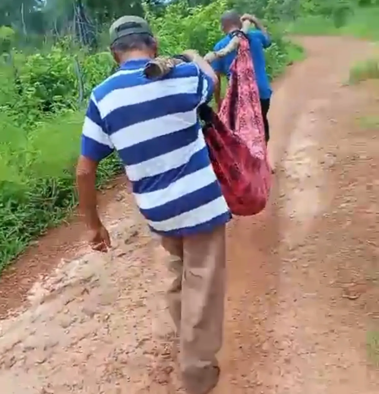 CODÓ NO LIMITE: HOMEM É CARREGADO EM REDE POR FALTA DE ESTRADA E SAMU DEMORA QUASE 4 HORAS — CENA CHOCANTE DE ABANDONO
