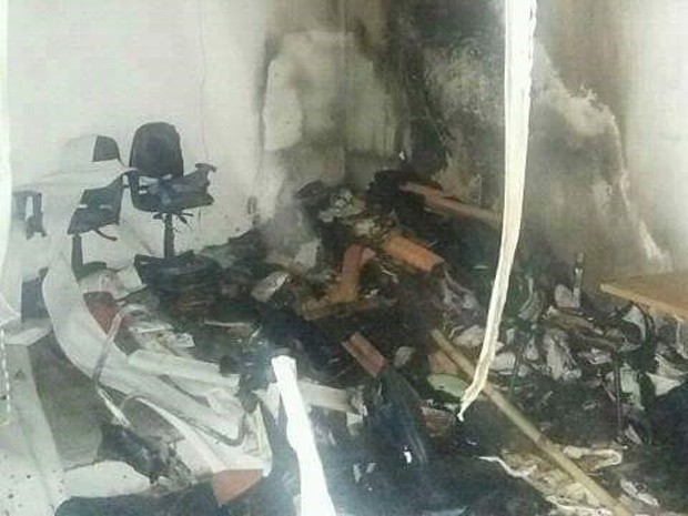 População revoltada incendeia Fórum e tenta invadir delegacia em Urbano Santos