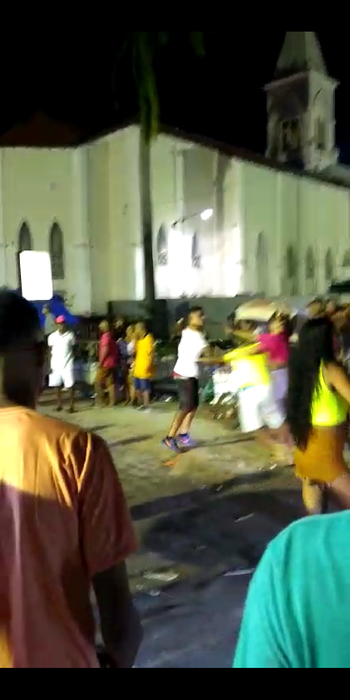 CARNAVAL DE CODÓ INICIA COM CONFUSÃO E PANCADARIA ENTRE HOMENS E MULHERES.