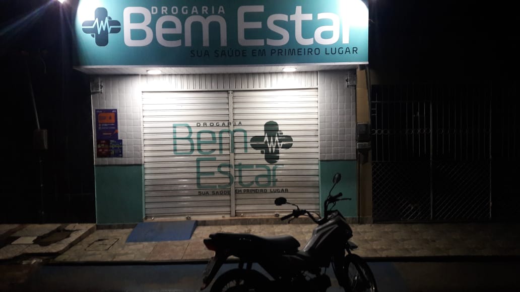 CODÓ: FARMÁCIA QUE ERA PRA ESTAR DE PLANTÃO ONTEM 14  ESTAVA DE PORTAS TRANCADAS, E CLIENTE QUE FOI ATÉ LÁ MEIA NOITE DENUNCIOU O CASO.
